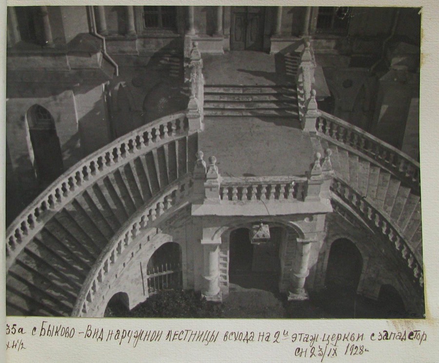Фотография из альбома. Быково. Вид наружной лестницы всхода на второй этаж церкви с западной стороны., 23 сентября 1928 г