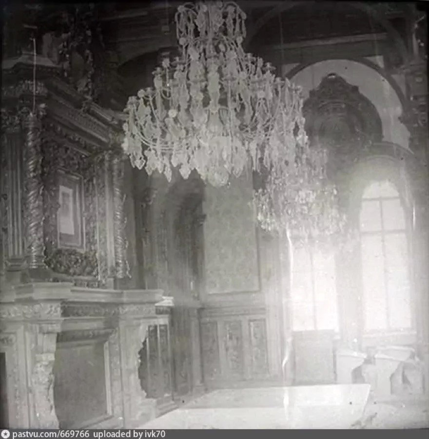 Фрагмент гостиной главного дома, 1920