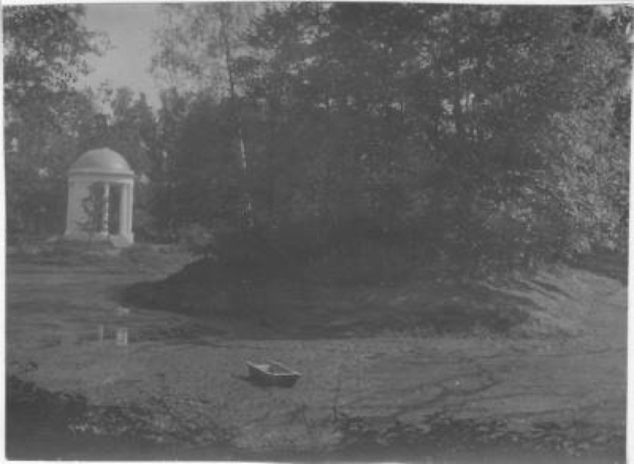 Усадьба Быково. Раменский район, Москва. Вид на беседку из парка, [1933]