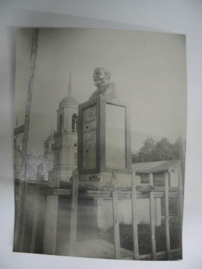 Московская  обл., Раменский р-н. Усадьба Быково (Марьино). Владимирская церковь, 1789 г. Вид с запада издали. На первом плане первоначальный памятник В.И.Ленину., 1933