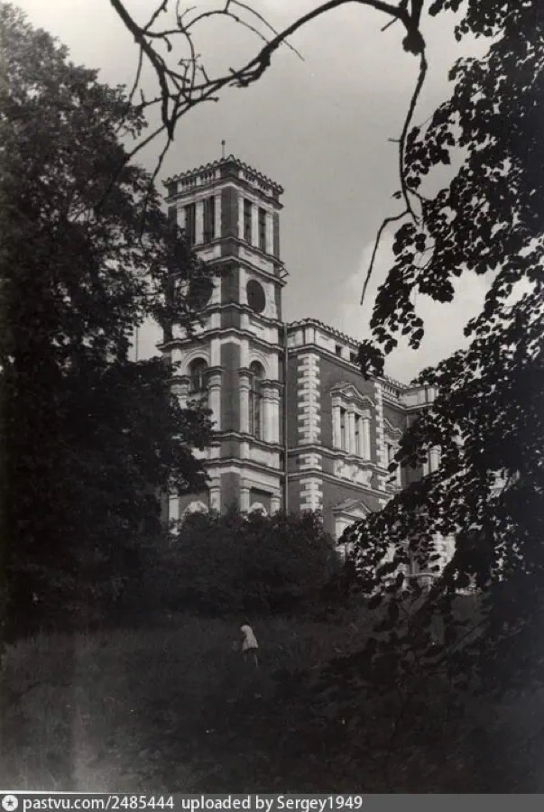 Дворец, 1975