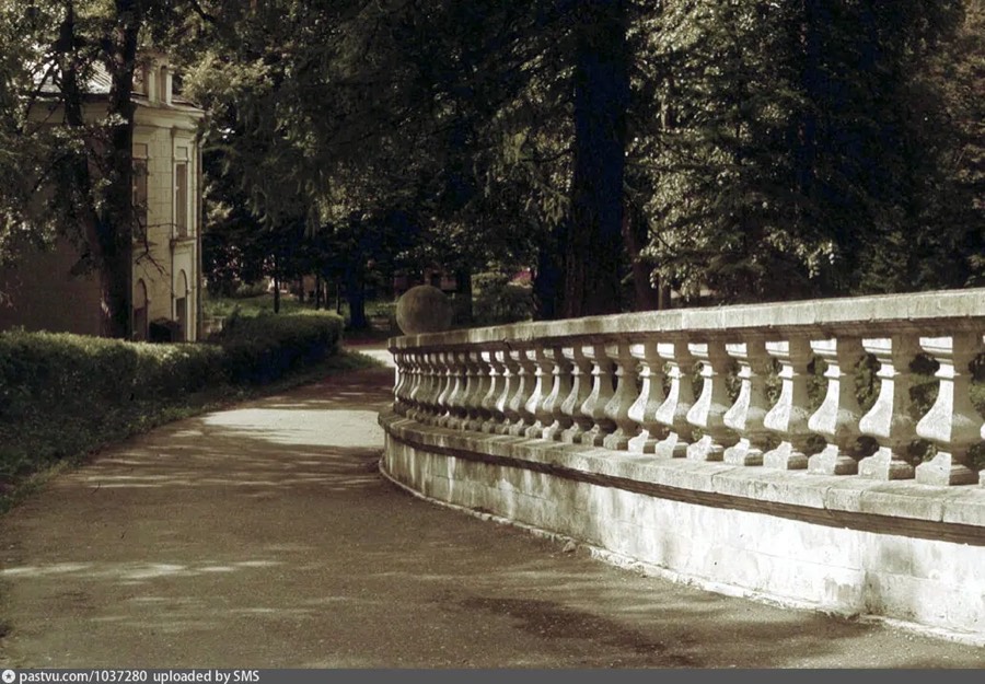 Сход из дворца в парк, 1998