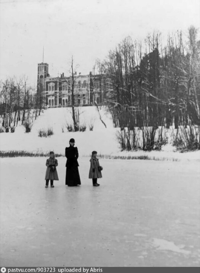 На льду замерзшей речки Быковки, 1908