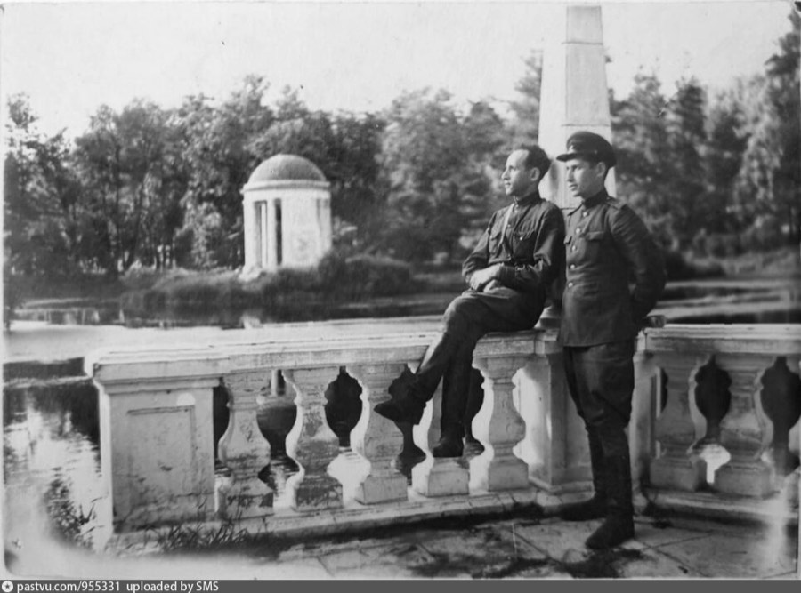 В Воронцовском парке, 1943