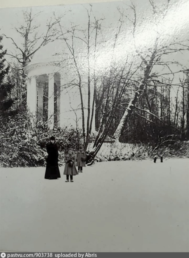 На льду замершего пруда в усадьбе Быково, 1908